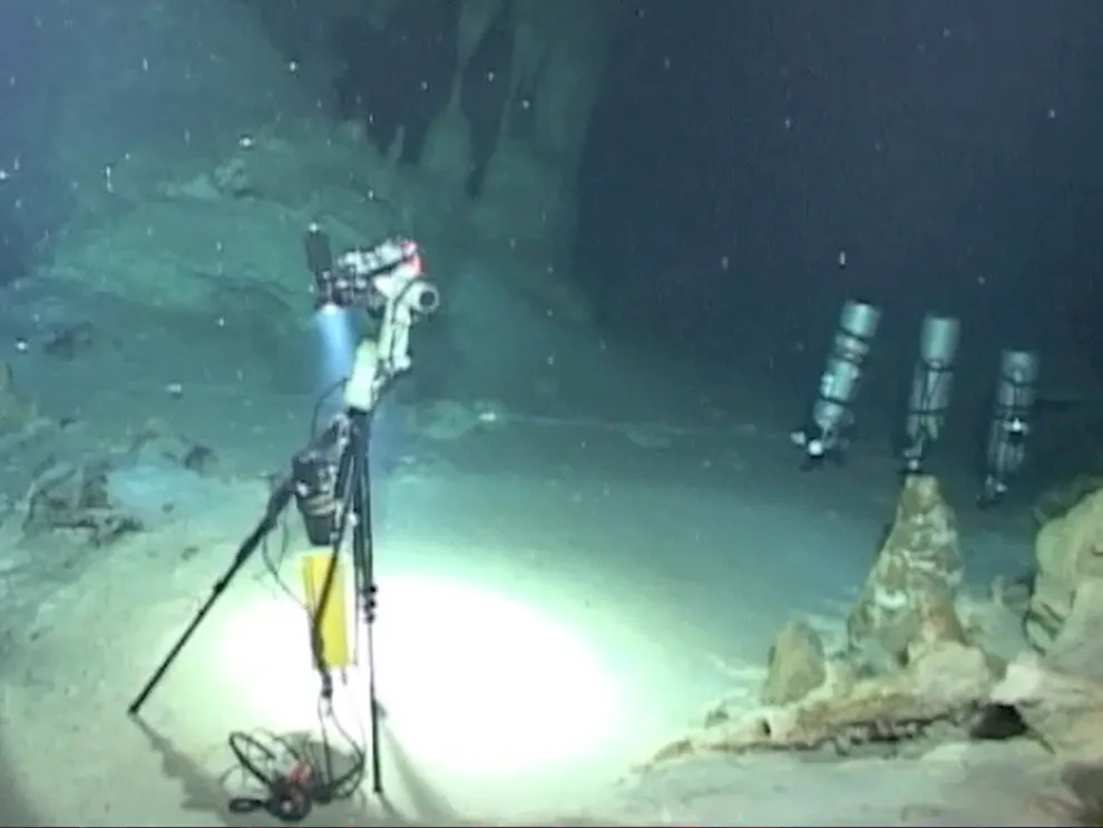 Alum's Panoramic Camera Takes World's Highest-Res Underwater Photo